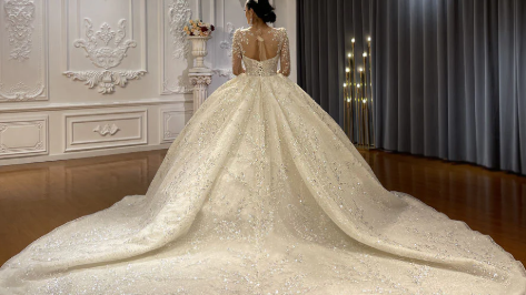 How to Choose a Luxury Bridal Gown and the Evening Dress for Your Reception